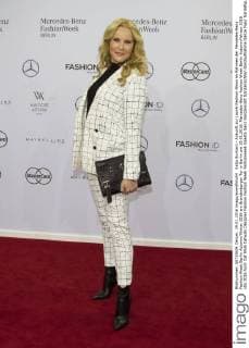 Katja Burkard - Ankunft zur Laurèl Fashion-Show im Rahmen der Mercedes-Benz Fashion Week Berlin Autumn Winter 2016 am Brandenburger Tor in Berlin am 19.01.2016. Mercedes-Benz Fashion Week Berlin Autumn Winter 2016
