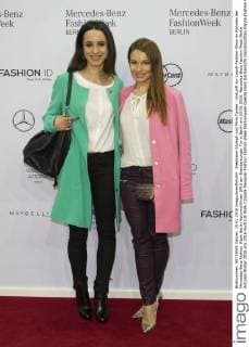 Stephanie Stumph und Mina Tander - Ankunft zur Laurèl Fashion-Show im Rahmen der Mercedes-Benz Fashion Week Berlin Autumn Winter 2016 am Brandenburger Tor in Berlin am 19.01.2016. Mercedes-Benz Fashion Week Berlin Autumn Winter 2016