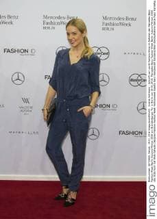 Svenja Holtmann - Ankunft zur Laurèl Fashion-Show im Rahmen der Mercedes-Benz Fashion Week Berlin Autumn Winter 2016 am Brandenburger Tor in Berlin am 19.01.2016. Mercedes-Benz Fashion Week Berlin Autumn Winter 2016