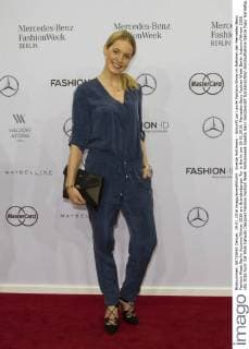 Svenja Holtmann - Ankunft zur Laurèl Fashion-Show im Rahmen der Mercedes-Benz Fashion Week Berlin Autumn Winter 2016 am Brandenburger Tor in Berlin am 19.01.2016. Mercedes-Benz Fashion Week Berlin Autumn Winter 2016