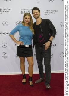 Jana Kilka und Thore Schoelermann - Ankunft zur Laurèl Fashion-Show im Rahmen der Mercedes-Benz Fashion Week Berlin Autumn Winter 2016 am Brandenburger Tor in Berlin am 19.01.2016. Mercedes-Benz Fashion Week Berlin Autumn Winter 2016