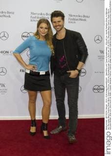 Jana Kilka und Thore Schoelermann - Ankunft zur Laurèl Fashion-Show im Rahmen der Mercedes-Benz Fashion Week Berlin Autumn Winter 2016 am Brandenburger Tor in Berlin am 19.01.2016. Mercedes-Benz Fashion Week Berlin Autumn Winter 2016