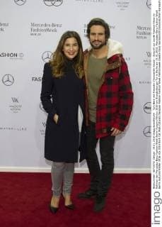 Tom Beck mit Freundin Chryssanthi Kavazi - Ankunft zur Laurèl Fashion-Show im Rahmen der Mercedes-Benz Fashion Week Berlin Autumn Winter 2016 am Brandenburger Tor in Berlin am 19.01.2016. Mercedes-Benz Fashion Week Berlin Autumn Winter 2016
