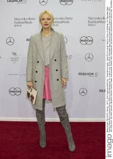 Franziska Knuppe - Ankunft zur Laurèl Fashion-Show im Rahmen der Mercedes-Benz Fashion Week Berlin Autumn Winter 2016 am Brandenburger Tor in Berlin am 19.01.2016. Mercedes-Benz Fashion Week Berlin Autumn Winter 2016