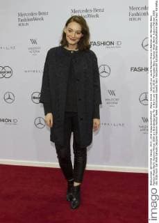 Maria Ehrich - Ankunft zur Laurèl Fashion-Show im Rahmen der Mercedes-Benz Fashion Week Berlin Autumn Winter 2016 am Brandenburger Tor in Berlin am 19.01.2016. Mercedes-Benz Fashion Week Berlin Autumn Winter 2016