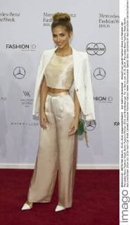 Ann-Kathrin Broemmel - Ankunft zur Laurèl Fashion-Show im Rahmen der Mercedes-Benz Fashion Week Berlin Autumn Winter 2016 am Brandenburger Tor in Berlin am 19.01.2016. Mercedes-Benz Fashion Week Berlin Autumn Winter 2016