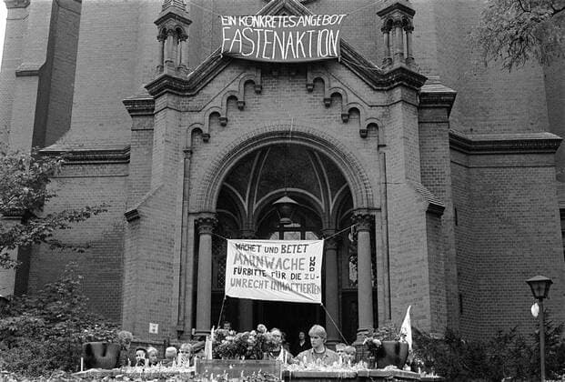 Kerzen und Blumen vor der Gethsemanekirche Transparent zur Mahnwache vor der Gethsemanekirche, nach den Ausschreitungen zum 7. Oktober (40. Geburtstag der DDR) rund um die Gethsemanekirche, Demonstranten wurden von der Volkspolizei niedergeknueppelt und verhaftet (zugefuehrt), Berlin-Prenzlauer Berg, 08.10.1989;