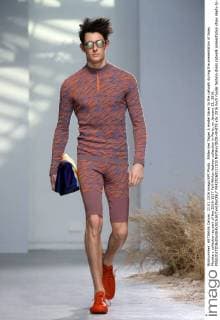 Bilder des Tages A model takes to the catwalk during the presentation of Issey Miyake s collection as part of the 2016-1017 Fall-Winter fashion collection in Paris, on January 21, 2016.  PAR20160121103 MAYAxVIDON-WHITE