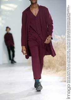 A model takes to the catwalk during the presentation of Issey Miyake s collection as part of the 2016-1017 Fall-Winter fashion collection in Paris, on January 21, 2016.  PAR20160121104 MAYAxVIDON-WHITE