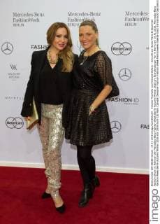 Simone Thomalla und Simone Ballack - Ankunft zur Guido Maria Kretschmer Fashion-Show im Rahmen der Mercedes-Benz Fashion Week Berlin Autumn Winter 2016 am Brandenburger Tor in Berlin am 19.01.2016. Mercedes-Benz Fashion Week Berlin Autumn Winter 2016