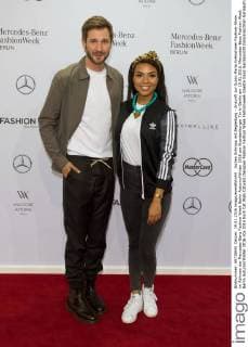 Jochen Schropp mit Begleitung - Ankunft zur Guido Maria Kretschmer Fashion-Show im Rahmen der Mercedes-Benz Fashion Week Berlin Autumn Winter 2016 am Brandenburger Tor in Berlin am 19.01.2016. Mercedes-Benz Fashion Week Berlin Autumn Winter 2016