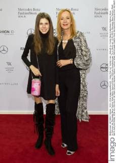 Katja Flint mit Tochter Lisa - Ankunft zur Guido Maria Kretschmer Fashion-Show im Rahmen der Mercedes-Benz Fashion Week Berlin Autumn Winter 2016 am Brandenburger Tor in Berlin am 19.01.2016. Mercedes-Benz Fashion Week Berlin Autumn Winter 2016