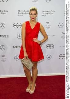 Annika Gassner - Ankunft zur Guido Maria Kretschmer Fashion-Show im Rahmen der Mercedes-Benz Fashion Week Berlin Autumn Winter 2016 am Brandenburger Tor in Berlin am 19.01.2016. Mercedes-Benz Fashion Week Berlin Autumn Winter 2016