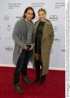 Dieter Landuris mit Tochter Isabella - Ankunft zur Guido Maria Kretschmer Fashion-Show im Rahmen der Mercedes-Benz Fashion Week Berlin Autumn Winter 2016 am Brandenburger Tor in Berlin am 19.01.2016. Mercedes-Benz Fashion Week Berlin Autumn Winter 2016
