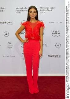 Janina Uhse - Ankunft zur Guido Maria Kretschmer Fashion-Show im Rahmen der Mercedes-Benz Fashion Week Berlin Autumn Winter 2016 am Brandenburger Tor in Berlin am 19.01.2016. Mercedes-Benz Fashion Week Berlin Autumn Winter 2016