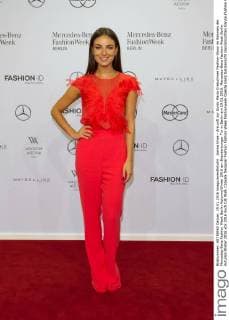 Janina Uhse - Ankunft zur Guido Maria Kretschmer Fashion-Show im Rahmen der Mercedes-Benz Fashion Week Berlin Autumn Winter 2016 am Brandenburger Tor in Berlin am 19.01.2016. Mercedes-Benz Fashion Week Berlin Autumn Winter 2016