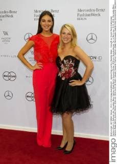 Janina Uhse und Iris Mareike Steen - Ankunft zur Guido Maria Kretschmer Fashion-Show im Rahmen der Mercedes-Benz Fashion Week Berlin Autumn Winter 2016 am Brandenburger Tor in Berlin am 19.01.2016. Mercedes-Benz Fashion Week Berlin Autumn Winter 2016