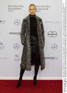 Karolina Kurkova - Ankunft zur Guido Maria Kretschmer Fashion-Show im Rahmen der Mercedes-Benz Fashion Week Berlin Autumn Winter 2016 am Brandenburger Tor in Berlin am 19.01.2016. Mercedes-Benz Fashion Week Berlin Autumn Winter 2016