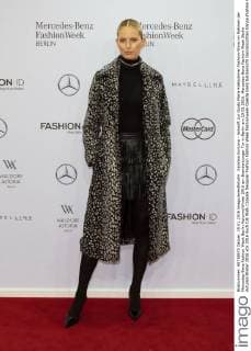 Karolina Kurkova - Ankunft zur Guido Maria Kretschmer Fashion-Show im Rahmen der Mercedes-Benz Fashion Week Berlin Autumn Winter 2016 am Brandenburger Tor in Berlin am 19.01.2016. Mercedes-Benz Fashion Week Berlin Autumn Winter 2016