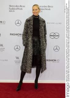 Karolina Kurkova - Ankunft zur Guido Maria Kretschmer Fashion-Show im Rahmen der Mercedes-Benz Fashion Week Berlin Autumn Winter 2016 am Brandenburger Tor in Berlin am 19.01.2016. Mercedes-Benz Fashion Week Berlin Autumn Winter 2016