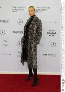 Karolina Kurkova - Ankunft zur Guido Maria Kretschmer Fashion-Show im Rahmen der Mercedes-Benz Fashion Week Berlin Autumn Winter 2016 am Brandenburger Tor in Berlin am 19.01.2016. Mercedes-Benz Fashion Week Berlin Autumn Winter 2016