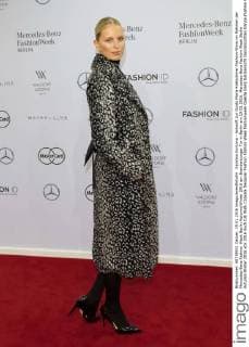 Karolina Kurkova - Ankunft zur Guido Maria Kretschmer Fashion-Show im Rahmen der Mercedes-Benz Fashion Week Berlin Autumn Winter 2016 am Brandenburger Tor in Berlin am 19.01.2016. Mercedes-Benz Fashion Week Berlin Autumn Winter 2016