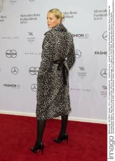 Karolina Kurkova - Ankunft zur Guido Maria Kretschmer Fashion-Show im Rahmen der Mercedes-Benz Fashion Week Berlin Autumn Winter 2016 am Brandenburger Tor in Berlin am 19.01.2016. Mercedes-Benz Fashion Week Berlin Autumn Winter 2016