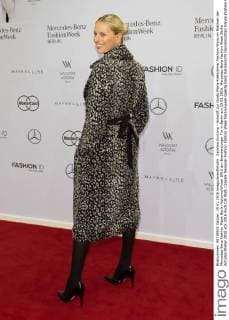 Karolina Kurkova - Ankunft zur Guido Maria Kretschmer Fashion-Show im Rahmen der Mercedes-Benz Fashion Week Berlin Autumn Winter 2016 am Brandenburger Tor in Berlin am 19.01.2016. Mercedes-Benz Fashion Week Berlin Autumn Winter 2016