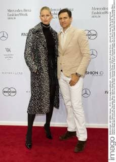 Karolina Kurkova mit Mann Archie Drury - Ankunft zur Guido Maria Kretschmer Fashion-Show im Rahmen der Mercedes-Benz Fashion Week Berlin Autumn Winter 2016 am Brandenburger Tor in Berlin am 19.01.2016. Mercedes-Benz Fashion Week Berlin Autumn Winter 2016