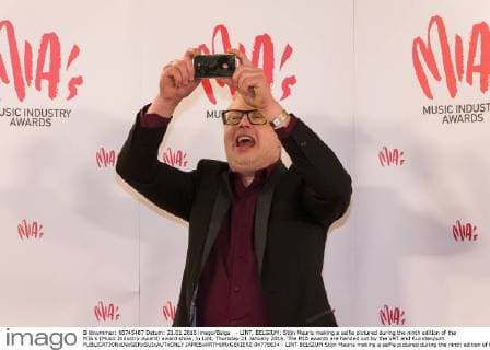 - LINT, BELGIUM: Stijn Meuris making a selfie pictured during the ninth edition of the MIA s (Music Industry Award) award show, in Lint, Thursday 21 January 2016. The MIA awards are handed out by the VRT and Kunstenpunt.  JAMESxARTHURxGEKIERE 04778634