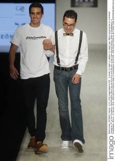A model (L) wears a creation by brand Leon Blanco accompanied by a disabled youngman (R) of the Foundation Best Buddies Mexico during the third and last day of the International Fashion Week of Guadalajara, in Guadalajara, Mexico, 21 January 2016. International Fashion Week of Guadalajara !ACHTUNG: NUR REDAKTIONELLE NUTZUNG!  MEX30 20160122-635890300424316874