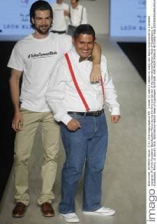 A model (L) wears a creation by brand Leon Blanco accompanied by a disabled youngman (R) of the Foundation Best Buddies Mexico during the third and last day of the International Fashion Week of Guadalajara, in Guadalajara, Mexico, 21 January 2016. International Fashion Week of Guadalajara !ACHTUNG: NUR REDAKTIONELLE NUTZUNG!  MEX30 20160122-635890300442724756