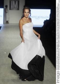 A model presents a creation by Nicaraguan designer Vicente Castellon during second day of Intermoda 2016 Fashion show in Guadalajara, Mexico, 21 January 2016. Intermoda 2016 fashion show !ACHTUNG: NUR REDAKTIONELLE NUTZUNG!  MEX59 20160122-635890380341412124