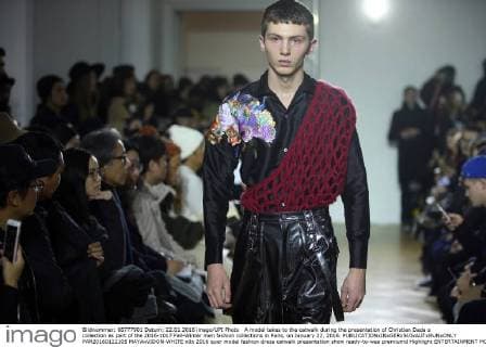 A model takes to the catwalk during the presentation of Christian Dada s collection as part of the 2016-1017 Fall-Winter men fashion collections in Paris, on January 22, 2016.  PAR20160122105 MAYAxVIDON-WHITE