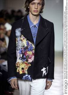A model takes to the catwalk during the presentation of Christian Dada s collection as part of the 2016-1017 Fall-Winter men fashion collections in Paris, on January 22, 2016.  PAR20160122107 MAYAxVIDON-WHITE
