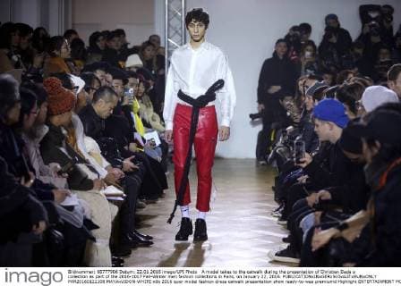 A model takes to the catwalk during the presentation of Christian Dada s collection as part of the 2016-1017 Fall-Winter men fashion collections in Paris, on January 22, 2016.  PAR20160122108 MAYAxVIDON-WHITE