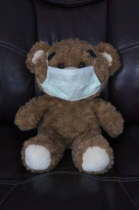 26.12.2015, Teddy mit Mundschutz, Bär, Teddy, Teddybär, Mundschutz, Schutz, Ansteckung, Krankheit, krank, Sessel