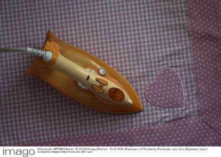 IMAGO Creative: Haushaltsgeräte, Bügeleisen 31.12.2015, Bügeleisen und Tischdecke, Tischdecke, rosa, Herz, Bügeleisen, bügeln