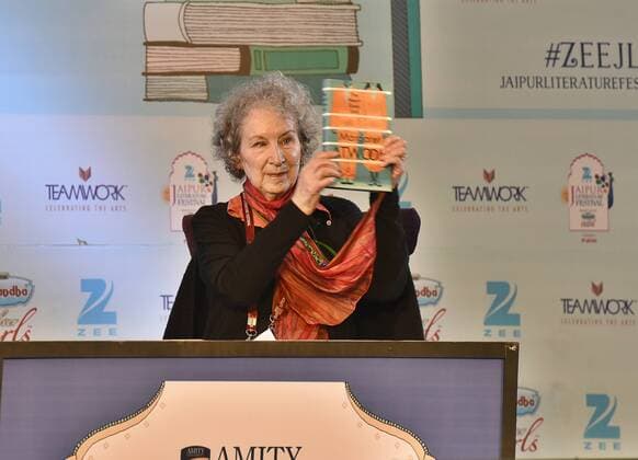 Berühmte Feministinnen, Margaret Atwood JAIPUR, INDIA - JANUARY 22: Canadian poet and novelist Margaret Atwood during the session The Heart Goes Last at Jaipur literature festival 2016 on January 22, 2016 in Jaipur, India. Ninth edition of ZEE Jaipur Literature Festival is set to witness over 360 participants from the fields of literature, history, politics, economy, art and culture debate and discuss on one platform during the course of the next five days. (Photo by Sanjeev Verma Hindiustan Times ) Zee Jaipur Literary Festival 2016
