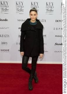 Lisa Tomaschewsky - Ankunft zur Key Looks The Show Fashion-Show im Rahmen der Mercedes-Benz Fashion Week Berlin Autumn Winter 2016 am Brandenburger Tor in Berlin am 23.01.2016. Mercedes-Benz Fashion Week Berlin Autumn Winter 2016