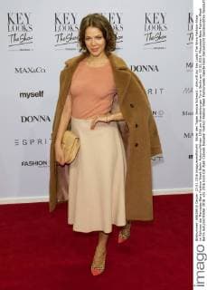 Bilder des Tages Jessica Schwarz - Ankunft zur Key Looks The Show Fashion-Show im Rahmen der Mercedes-Benz Fashion Week Berlin Autumn Winter 2016 am Brandenburger Tor in Berlin am 23.01.2016. Mercedes-Benz Fashion Week Berlin Autumn Winter 2016