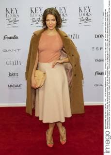 Jessica Schwarz - Ankunft zur Key Looks The Show Fashion-Show im Rahmen der Mercedes-Benz Fashion Week Berlin Autumn Winter 2016 am Brandenburger Tor in Berlin am 23.01.2016. Mercedes-Benz Fashion Week Berlin Autumn Winter 2016