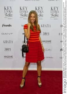 Annemarie Carpendale - Ankunft zur Key Looks The Show Fashion-Show im Rahmen der Mercedes-Benz Fashion Week Berlin Autumn Winter 2016 am Brandenburger Tor in Berlin am 23.01.2016. Mercedes-Benz Fashion Week Berlin Autumn Winter 2016
