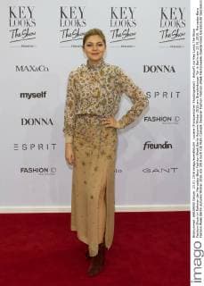 Louane (franzoesischer Shootingsstar) - Ankunft zur Key Looks The Show Fashion-Show im Rahmen der Mercedes-Benz Fashion Week Berlin Autumn Winter 2016 am Brandenburger Tor in Berlin am 23.01.2016. Mercedes-Benz Fashion Week Berlin Autumn Winter 2016