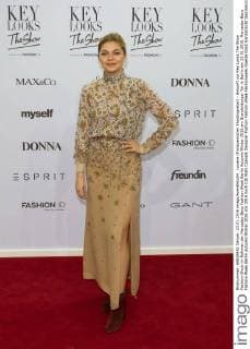 Louane (franzoesischer Shootingsstar) - Ankunft zur Key Looks The Show Fashion-Show im Rahmen der Mercedes-Benz Fashion Week Berlin Autumn Winter 2016 am Brandenburger Tor in Berlin am 23.01.2016. Mercedes-Benz Fashion Week Berlin Autumn Winter 2016