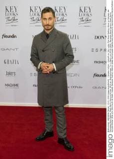 Clemens Schick - Ankunft zur Key Looks The Show Fashion-Show im Rahmen der Mercedes-Benz Fashion Week Berlin Autumn Winter 2016 am Brandenburger Tor in Berlin am 23.01.2016. Mercedes-Benz Fashion Week Berlin Autumn Winter 2016