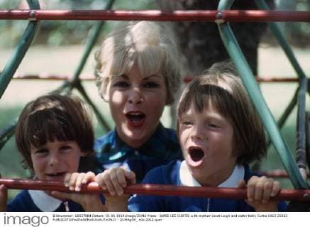 JAMIE LEE CURTIS with mother Janet Leigh and sister Kelly Curtis 1963.25962. - ZUMAg49_