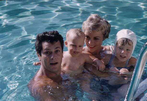 JAMIE LEE CURTIS with mother Janet Leigh , father Tony Curtis and sister Kelly Curtis. - ZUMAg49_