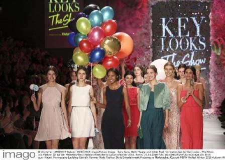 Sara Nuru, Betty Taube und Jolina Fust mit Models bei der Key Looks - The Show von Fashion ID auf der Mercedes-Benz Fashion Week Berlin Autumn Winter 2016. Berlin, 23.01.2016 Foto:xS.xGabschx xFuturexImage