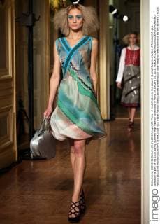 A model takes to the catwalk during the presentation of Antonio Ortega s collection as part of the 2016 Spring Summer High Fashion collections in Paris, on January 25, 2016.  PAR20160125106 MAYAxVIDON-WHITE